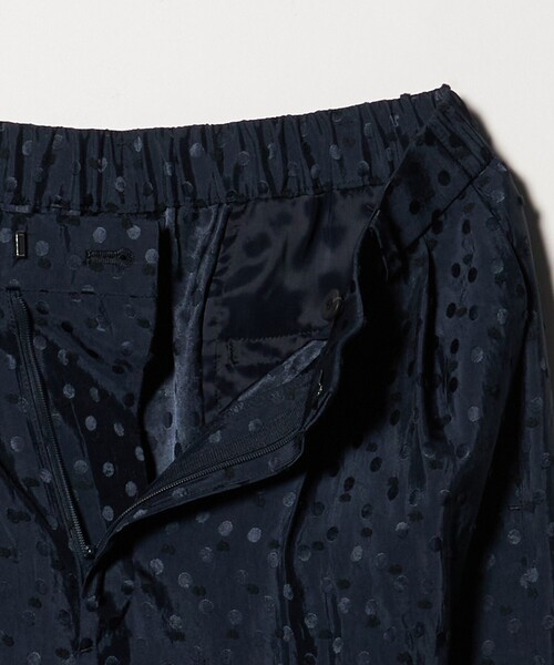 UNITED ARROWS(ユナイテッドアローズ)の「ドット サテン 2タック ワイドパンツ(スラックス・レディース・オフホワイト/ライトブルー/ネイビー/ダークグレー・40/36/38)」の5枚目の写真