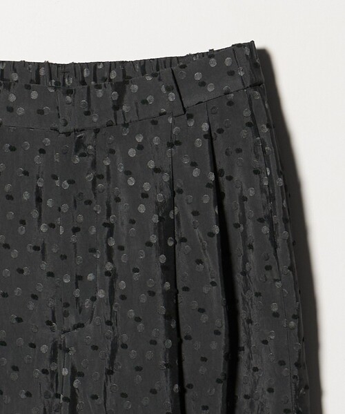 UNITED ARROWS(ユナイテッドアローズ)の「ドット サテン 2タック ワイドパンツ(スラックス・レディース・オフホワイト/ライトブルー/ネイビー/ダークグレー・40/36/38)」の8枚目の写真