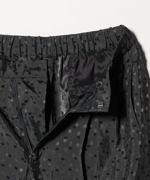 UNITED ARROWS(ユナイテッドアローズ)の「ドット サテン 2タック ワイドパンツ(スラックス・レディース・オフホワイト/ライトブルー/ネイビー/ダークグレー・40/36/38)」の9枚目の写真