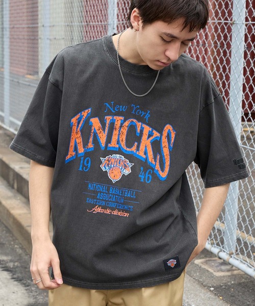 NBA（エヌビーエー）の「NBA/エヌビーエー 別注 チームロゴ刺繍/プリント ヴィンテージ加工 ビッグシルエット半袖TEE（Tシャツ/カットソー・メンズ・ブラック/ネイビー/ブラック系/ホワイト系/ブラック系2/オフホワイト/ブラック系3/ブラウン・L/M）」の6枚目の写真