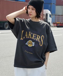 NBA（エヌビーエー）の「NBA エヌビーエー 別注 チームロゴ刺繍 プリント ヴィンテージ加工 ビッグシルエット半袖TEE（Tシャツ/カットソー）」