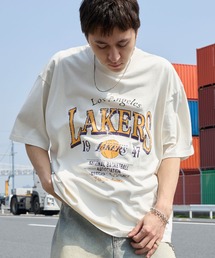 NBA（エヌビーエー）の「NBA エヌビーエー 別注 チームロゴ刺繍 プリント ヴィンテージ加工 ビッグシルエット半袖TEE（Tシャツ/カットソー）」