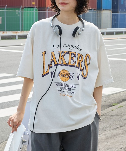 NBA（エヌビーエー）の「NBA/エヌビーエー 別注 チームロゴ刺繍/プリント ヴィンテージ加工 ビッグシルエット半袖TEE（Tシャツ/カットソー・メンズ・ブラック/ネイビー/ブラック系/ホワイト系/ブラック系2/オフホワイト/ブラック系3/ブラウン・L/M）」の21枚目の写真