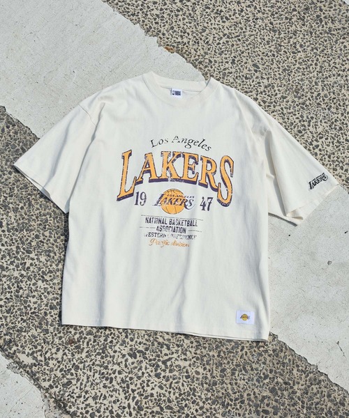 NBA（エヌビーエー）の「NBA/エヌビーエー 別注 チームロゴ刺繍/プリント ヴィンテージ加工 ビッグシルエット半袖TEE（Tシャツ/カットソー・メンズ・ブラック/ネイビー/ブラック系/ホワイト系/ブラック系2/オフホワイト/ブラック系3/ブラウン・L/M）」の9枚目の写真