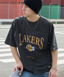 NBA（エヌビーエー）の「NBA エヌビーエー 別注 チームロゴ刺繍 プリント ヴィンテージ加工 ビッグシルエット半袖TEE（Tシャツ/カットソー）」