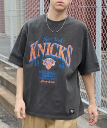 NBA（エヌビーエー）の「NBA エヌビーエー 別注 チームロゴ刺繍 プリント ヴィンテージ加工 ビッグシルエット半袖TEE（Tシャツ/カットソー）」