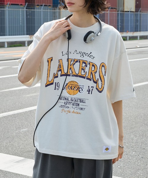 NBA（エヌビーエー）の「NBA/エヌビーエー 別注 チームロゴ刺繍/プリント ヴィンテージ加工 ビッグシルエット半袖TEE（Tシャツ/カットソー・メンズ・ブラック/ネイビー/ブラック系/ホワイト系/ブラック系2/オフホワイト/ブラック系3/ブラウン・L/M）」の12枚目の写真