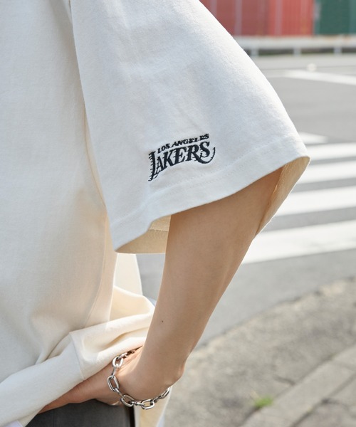 NBA（エヌビーエー）の「NBA/エヌビーエー 別注 チームロゴ刺繍/プリント ヴィンテージ加工 ビッグシルエット半袖TEE（Tシャツ/カットソー・メンズ・ブラック/ネイビー/ブラック系/ホワイト系/ブラック系2/オフホワイト/ブラック系3/ブラウン・L/M）」の15枚目の写真
