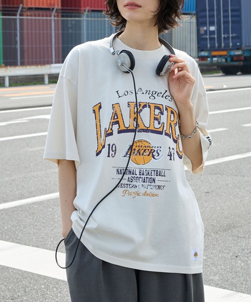 NBA（エヌビーエー）の「NBA/エヌビーエー 別注 チームロゴ刺繍/プリント ヴィンテージ加工 ビッグシルエット半袖TEE（Tシャツ/カットソー・メンズ・ブラック/ネイビー/ブラック系/ホワイト系/ブラック系2/オフホワイト/ブラック系3/ブラウン・L/M）」の16枚目の写真