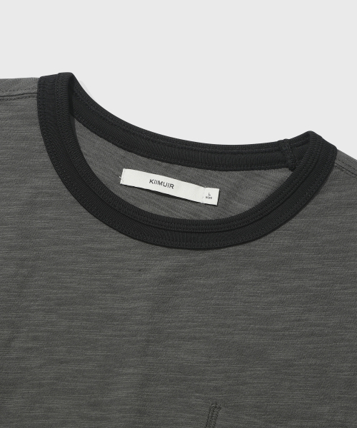 KIIMUIR（キミュア）の「[クロップ] リンガークロップ半袖Tシャツ_チャコール（Tシャツ/カットソー・メンズ・チャコール・MEDIUM/LARGE/X-LARGE）」の4枚目の写真