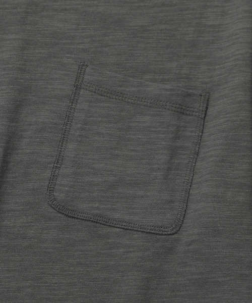 KIIMUIR（キミュア）の「[クロップ] リンガークロップ半袖Tシャツ_チャコール（Tシャツ/カットソー・メンズ・チャコール・MEDIUM/LARGE/X-LARGE）」の5枚目の写真
