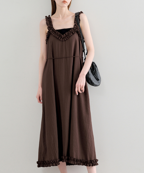 U by SPICK&SPAN(ユーバイスピックアンドスパン)の「Atelier Edition/アトリエ エディション SHIRRING SHOULDER DRESS(ワンピース・レディース・ブラウン・SMALL)」の1枚目の写真