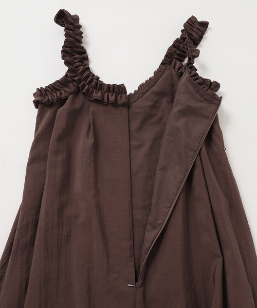 U by SPICK&SPAN(ユーバイスピックアンドスパン)の「Atelier Edition/アトリエ エディション SHIRRING SHOULDER DRESS(ワンピース・レディース・ブラウン・SMALL)」の3枚目の写真