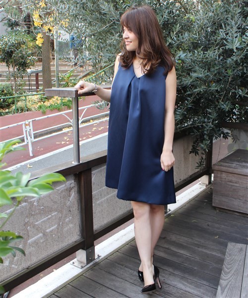 LIMITLESS LUXURY（リミットレスラグジュアリー）の「OVER TUCK DRESS◆（ワンピース・レディース・ベージュ/ネイビー/ブラック・38/36）」の7枚目の写真