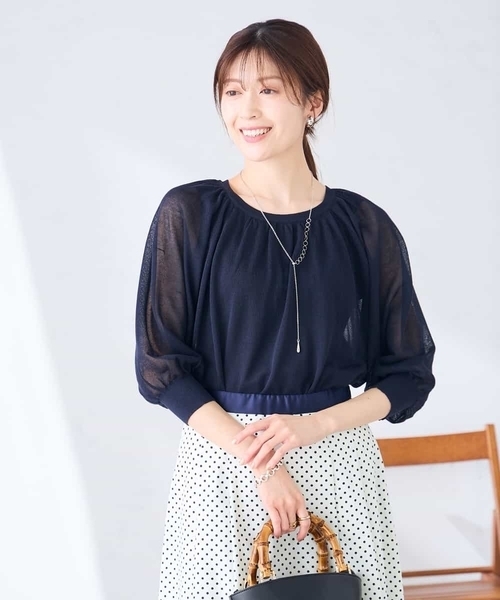 a.v.v(アーヴェヴェ)の「シアーギャザーニット(ニット/セーター・レディース・ネイビー/ベージュ・39)」の5枚目の写真