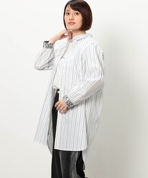 ストライプテープロゴ入りシャツ