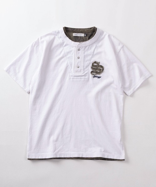 SlashDate（スラッシュデイト）の「【84】フェイクレイヤード 総柄ワンポイント アップリケ刺繍 ヘンリーネック Tシャツ/メンズ/レディース/ユニセックス（Tシャツ/カットソー・メンズ・ホワイト/グレイッシュベージュ/ブラック・L/M）」の15枚目の写真