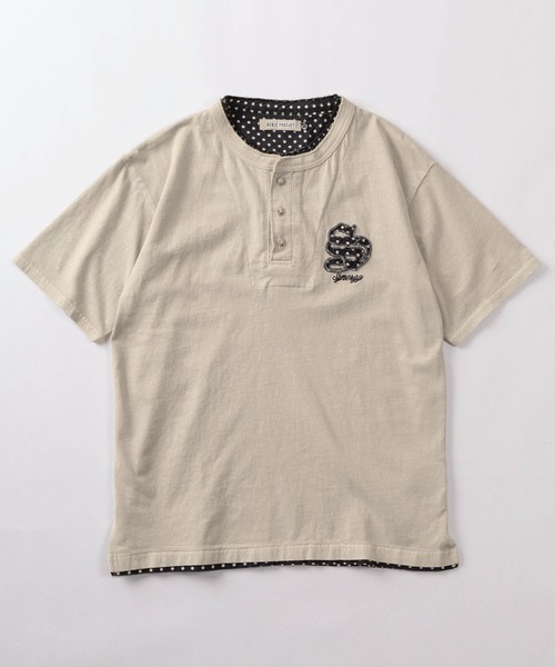 SlashDate（スラッシュデイト）の「【84】フェイクレイヤード 総柄ワンポイント アップリケ刺繍 ヘンリーネック Tシャツ/メンズ/レディース/ユニセックス（Tシャツ/カットソー・メンズ・ホワイト/グレイッシュベージュ/ブラック・L/M）」の9枚目の写真