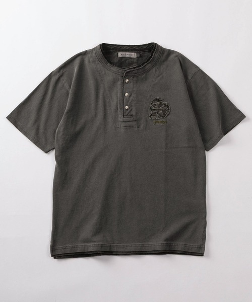SlashDate（スラッシュデイト）の「【84】フェイクレイヤード 総柄ワンポイント アップリケ刺繍 ヘンリーネック Tシャツ/メンズ/レディース/ユニセックス（Tシャツ/カットソー・メンズ・ホワイト/グレイッシュベージュ/ブラック・L/M）」の12枚目の写真