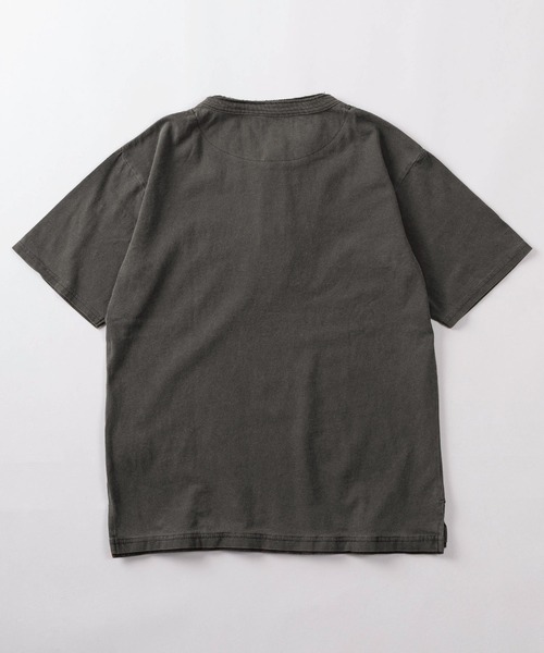 SlashDate（スラッシュデイト）の「【84】フェイクレイヤード 総柄ワンポイント アップリケ刺繍 ヘンリーネック Tシャツ/メンズ/レディース/ユニセックス（Tシャツ/カットソー・メンズ・ホワイト/グレイッシュベージュ/ブラック・L/M）」の4枚目の写真