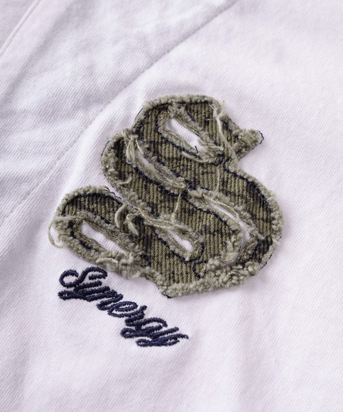 SlashDate（スラッシュデイト）の「【84】フェイクレイヤード 総柄ワンポイント アップリケ刺繍 ヘンリーネック Tシャツ/メンズ/レディース/ユニセックス（Tシャツ/カットソー・メンズ・ホワイト/グレイッシュベージュ/ブラック・L/M）」の17枚目の写真