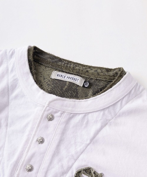 SlashDate（スラッシュデイト）の「【84】フェイクレイヤード 総柄ワンポイント アップリケ刺繍 ヘンリーネック Tシャツ/メンズ/レディース/ユニセックス（Tシャツ/カットソー・メンズ・ホワイト/グレイッシュベージュ/ブラック・L/M）」の16枚目の写真