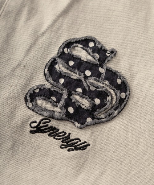 SlashDate（スラッシュデイト）の「【84】フェイクレイヤード 総柄ワンポイント アップリケ刺繍 ヘンリーネック Tシャツ/メンズ/レディース/ユニセックス（Tシャツ/カットソー・メンズ・ホワイト/グレイッシュベージュ/ブラック・L/M）」の11枚目の写真