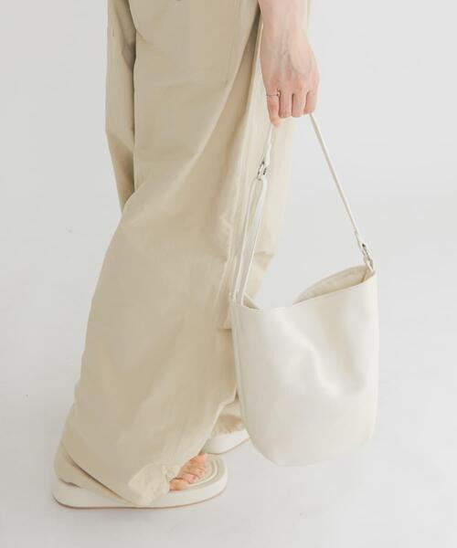 KBF（ケイビーエフ）の「2WAYバケットイージーBAG（ショルダーバッグ・レディース・ブラック/アイボリー・ONE）」の7枚目の写真