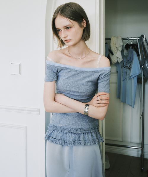 NICK&NICOLE(ニックアンドニコール)の「OFF-SHOULDER FRILL HALF TOP_GRAY(Tシャツ/カットソー・レディース・その他・FREE)」の2枚目の写真