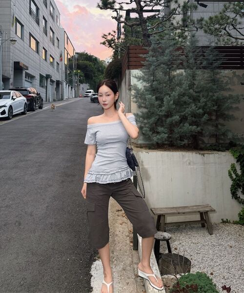 NICK&NICOLE(ニックアンドニコール)の「OFF-SHOULDER FRILL HALF TOP_GRAY(Tシャツ/カットソー・レディース・その他・FREE)」の6枚目の写真