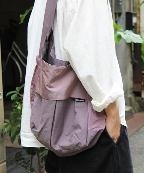 WISM(ウィズム)の「Dan Gee / ダン ジー Arc Sling(ショルダーバッグ・メンズ・ピンク/カーキ・FREE)」の4枚目の写真