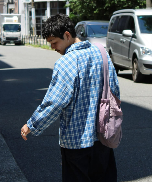 WISM(ウィズム)の「Dan Gee / ダン ジー Arc Sling(ショルダーバッグ・メンズ・ピンク/カーキ・FREE)」の11枚目の写真
