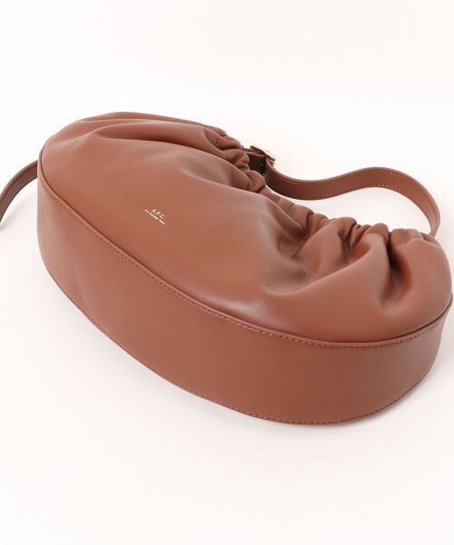 A.P.C.（アーペーセー）の「SAC NINON HOOP（トートバッグ・レディース・ブラウン・MEDIUM）」の3枚目の写真