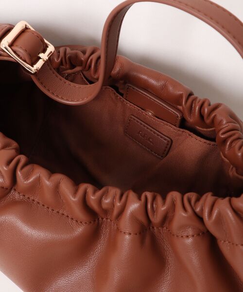 A.P.C.（アーペーセー）の「SAC NINON HOOP（トートバッグ・レディース・ブラウン・MEDIUM）」の4枚目の写真