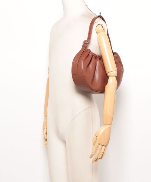 A.P.C.（アーペーセー）の「SAC NINON HOOP（トートバッグ・レディース・ブラウン・MEDIUM）」の5枚目の写真
