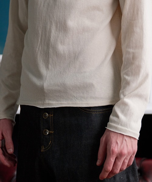 Regen Glanz(レーゲングランツ)の「raw-edge essential long sleeve tee / ロウエッジエッセンシャルロングスリーブT(Tシャツ/カットソー・メンズ・グレー/オフホワイト/レッド系その他/ブラック・LARGE/SMALL/MEDIUM)」の16枚目の写真