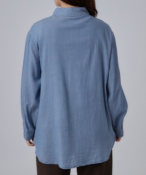 SHOO・LA・RUE(シューラルー)の「【綿100%/UV/S-LL/体型カバー】ヒップが隠せる 柔らかシアーデニムシャツ(シャツ/ブラウス・レディース・ブラック/ブルー/ネイビー・01/02/03/04)」の14枚目の写真