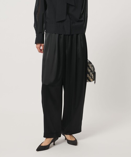 UNITED ARROWS(ユナイテッドアローズ)の「サテン ギャザー テーパード ワイドパンツ(スラックス・レディース・オフホワイト/ベージュ/ブラック・38/36)」の2枚目の写真