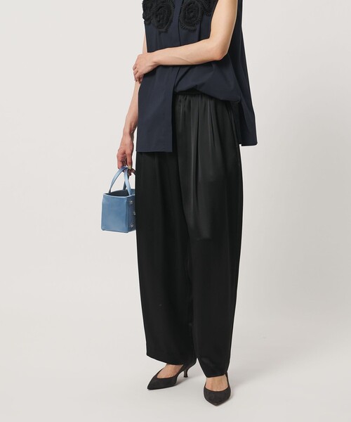 UNITED ARROWS(ユナイテッドアローズ)の「サテン ギャザー テーパード ワイドパンツ(スラックス・レディース・オフホワイト/ベージュ/ブラック・38/36)」の13枚目の写真