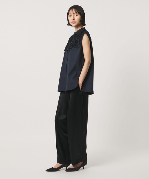 UNITED ARROWS(ユナイテッドアローズ)の「サテン ギャザー テーパード ワイドパンツ(スラックス・レディース・オフホワイト/ベージュ/ブラック・38/36)」の4枚目の写真