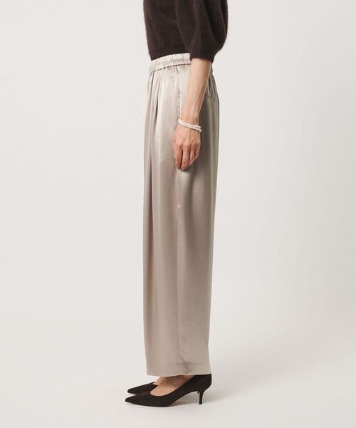 UNITED ARROWS(ユナイテッドアローズ)の「サテン ギャザー テーパード ワイドパンツ(スラックス・レディース・オフホワイト/ベージュ/ブラック・38/36)」の6枚目の写真