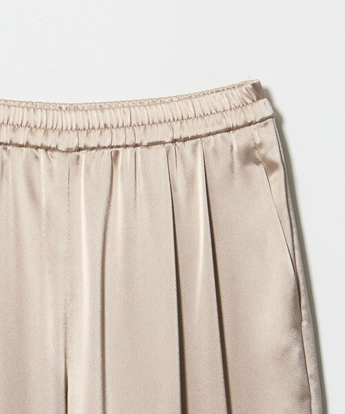UNITED ARROWS(ユナイテッドアローズ)の「サテン ギャザー テーパード ワイドパンツ(スラックス・レディース・オフホワイト/ベージュ/ブラック・38/36)」の20枚目の写真