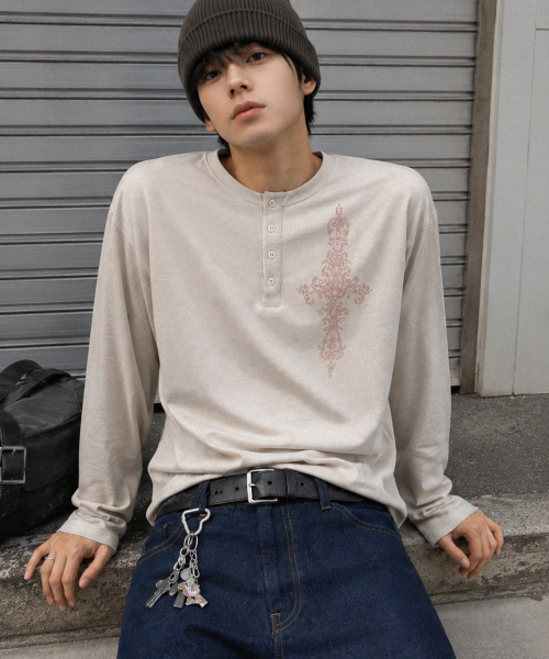GRAVER ORDINARY（グレイバーオーディナリー）の「[ODNR UNISEX]SIM CROSS ヘンリーネック ロングスリーブ Tシャツ_Charcoal（Tシャツ/カットソー・メンズ・チャコールグレー・LARGE/MEDIUM）」の3枚目の写真