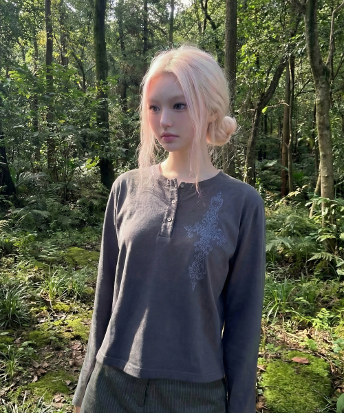 GRAVER ORDINARY（グレイバーオーディナリー）の「[ODNR UNISEX]SIM CROSS ヘンリーネック ロングスリーブ Tシャツ_Charcoal（Tシャツ/カットソー・メンズ・チャコールグレー・LARGE/MEDIUM）」の7枚目の写真
