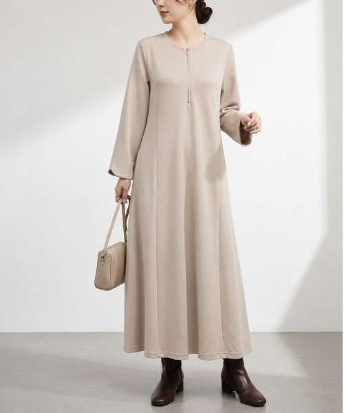 GIVERNY(ジヴェルニー)の「フロントゴールドジップ ダンボールニットAラインフレアロングワンピース(ワンピース・レディース・ベージュ/ネイビー・FREE)」の1枚目の写真