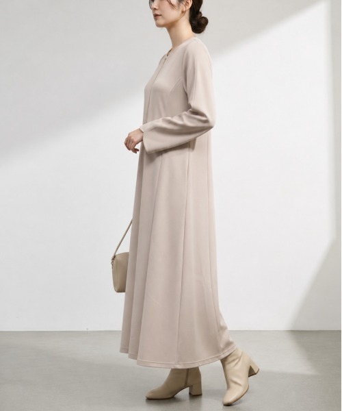 GIVERNY(ジヴェルニー)の「フロントゴールドジップ ダンボールニットAラインフレアロングワンピース(ワンピース・レディース・ベージュ/ネイビー・FREE)」の5枚目の写真