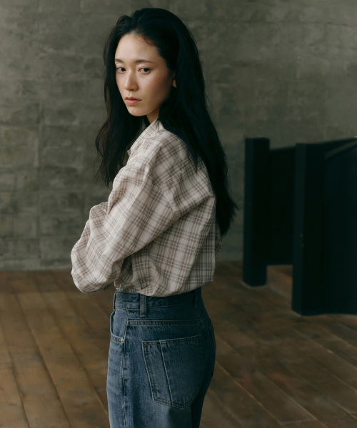 Yuje(ユジェ)の「CUT OUT DENIM 001 (2color, 3size)(デニムパンツ・レディース・ダークブルー/ブラック・SMALL/MEDIUM/LARGE)」の9枚目の写真