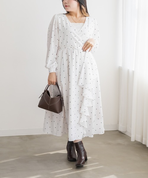 CLETTE(クレット)の「ドット柄カシュクール風フリルワンピース(ワンピース・レディース・ブラック/オフホワイト・3L/LL/4L)」の2枚目の写真
