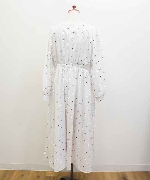 CLETTE(クレット)の「ドット柄カシュクール風フリルワンピース(ワンピース・レディース・ブラック/オフホワイト・3L/LL/4L)」の18枚目の写真