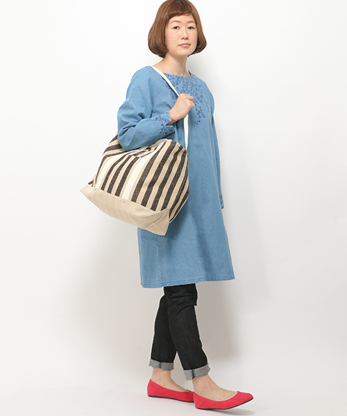 LBC（エルビーシー）の「デニム刺繍チュニックワンピース（ワンピース・レディース・ライトブルー/ブルー・LARGE/MEDIUM）」の2枚目の写真